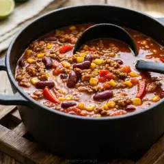 Pyszne chili con carne przepis w garnku. Mięso mielone, fasola, kukurydza i papryka w aromatycznym sosie.