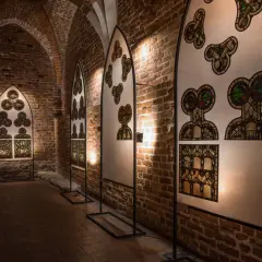 Wystawa witraży w ceglanych murach zamku w Malborku. Odkryj niezwykłe atrakcje i historię tego miejsca.