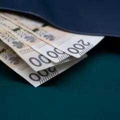 Portfel z banknotami 200 zł. Może to być nagroda jubileuszowa za 40 lat pracy w budżetówce.