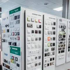W hurtowni elektrycznej Zator znajdziesz szeroki wybór osprzętu elektroinstalacyjnego, w tym gniazdka i włączniki Simon.