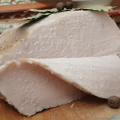 Gotowany schab, idealnie kruchy, przygotowany metodą schab gotowany 2 razy po 5 minut. Podany z liściem laurowym i zielem angielskim.