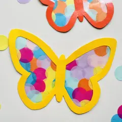 Bunte Schmetterlinge aus Filz, gefüllt mit Krepppapier-Kreisen. Perfekt als Bastelvorlagen Kinder für kreative Projekte.