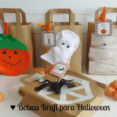 Bolsas de papel kraft decoradas para Halloween: una calabaza, un fantasma y una momia. ¡Listas para el dulce o truco!