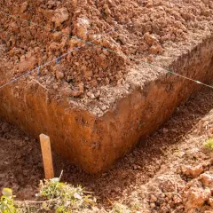 Wykop pod fundamenty, wyznaczony sznurkami, czeka na dalsze prace. Zastanawiasz się, ile kosztuje wykop pod fundamenty?