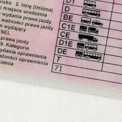 Fragment polskiego prawa jazdy z widocznymi polami: "Ograniczenia" i kodem "71", wskazującym na specyficzne **prawo jazdy ograniczenia 71**.