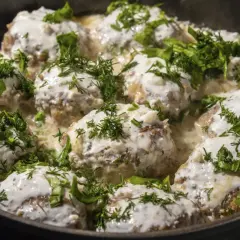 Pulpety w sosie koperkowym, idealne z ziemniakami lub kaszą. Aromatyczne i sycące danie.