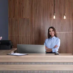 Ile zarabia się na recepcji w hotelu? Prawda o pensjach i korzyściach