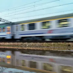 Pędzący pociąg Intercity, odbijający się w kałuży. Nauczyciel z legitymacją może liczyć na zniżki.