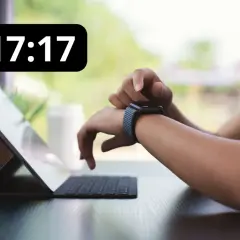 Persona revisa su reloj, marcando las 17:17. Este momento puede ser una señal, el 1717 significado espiritual es de equilibrio y nuevas oportunidades.