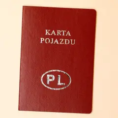 Czerwona karta pojazdu z napisem "KARTA POJAZDU" i symbolem "PL" w owalu.