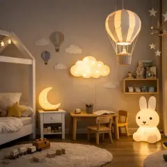Urocza lampka nocna dla dzieci na ścianę w kształcie księżyca, zasilana bateryjnie, tworzy magiczną atmosferę w pokoju.