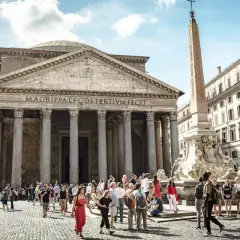 Il Pantheon e la fontana di Piazza della Rotonda, tra i posti più belli di Roma, animati da turisti e passanti.