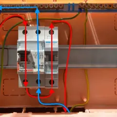 Podłączenie bezpiecznika z góry czy z dołu - uniknij błędów w instalacji
