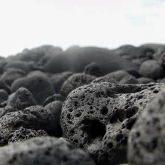 Pietre laviche porose su una spiaggia. Scopri come pulire la pietra lavica per mantenerla al meglio.