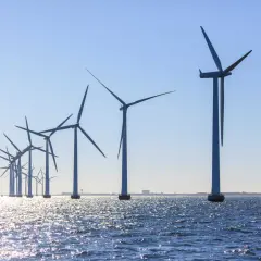 Rząd potężnych turbin wiatrowych tworzy imponującą farmę wiatrową na Bałtyku, czerpiąc energię z morskich wiatrów.