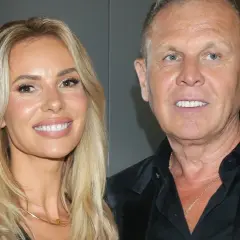 Krzysztof Jabłoński wiek nie jest widoczny, ale uśmiechnięta para pozuje do zdjęcia.