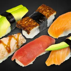 Sechs Nigiri-Sushi-Stücke: Lachs, Thunfisch, Avocado und Tamagoyaki. Was ist Nigiri? Sushi mit Reis und Belag, oft mit Nori umwickelt.