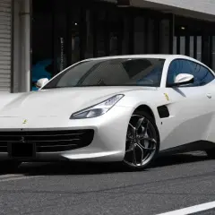 Białe Ferrari GTC4Lusso lśni na ulicy, gotowe na każdą podróż.