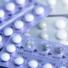 Opakowania tabletek antykoncepcyjnych w zbliżeniu.
