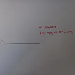 Kąt rozwarty, szerszy niż prosty, ale węższy niż płaski.