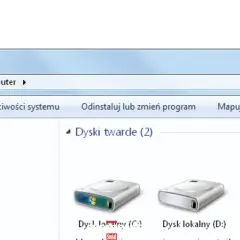 Widok okna "Komputer" w Windows 10, pokazujący dyski twarde. Można tu rozpocząć defragmentację dysku Windows 10.