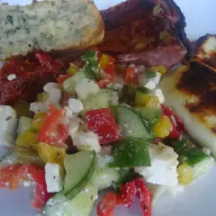 Frischer Paprika Gurken-Salat mit Feta, dazu gegrilltes Fleisch und Brot. Ein Genuss!