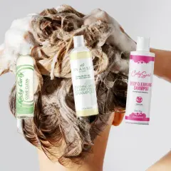 Fünf verschiedene Shampoos, darunter ein Tiefenreinigungsshampoo, werden in schaumiges Haar gehalten.