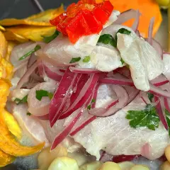 Ceviche fresco con camote, choclo y cancha serrana, un festín que evoca el origen del ceviche.