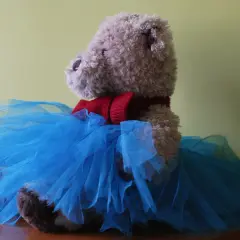 Miś w niebieskiej spódniczce z tiulu, jak uszyć spódniczkę z tiulu dla niemowlaka.