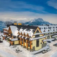 Zimowy krajobraz z hotelem w stylu góralskim. W tle majestatyczne Tatry. Idealne miejsce na wypoczynek, cyrhla zakopane.