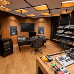 Studio d'enregistrement professionnel : synthétiseurs, tables de mixage, enceintes et racks d'équipement. Un espace idéal pour créer un studio d'enregistrement professionnel, prix abordable.