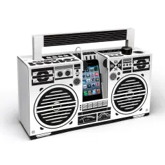 Un divertido radio de cartón con diseño retro, con un iPhone insertado como pantalla.