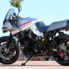 Suzuki Katana 1100 plateada, un clásico deportivo con líneas aerodinámicas y un motor potente.