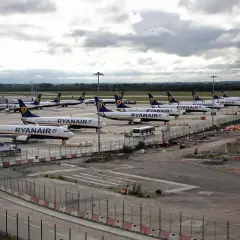 Wiele samolotów Ryanair na płycie postojowej jednego z lotnisk w Anglii.