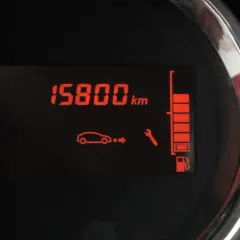 Dacia Duster: 15800 km przebiegu, kontrolka serwisu i wskaźnik paliwa. Czas na kasowanie inspekcji.