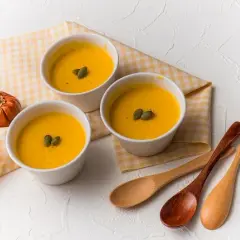 Ile kalorii ma zupa dyniowa? Odkryj sekrety lekkiej wersji!