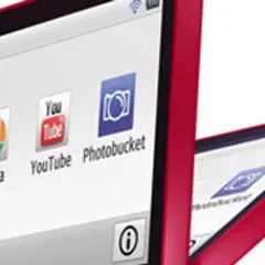Czerwony aparat Samsung MV900F z ekranem pokazującym ikony Facebooka, Picasy, YouTube i Photobucket.