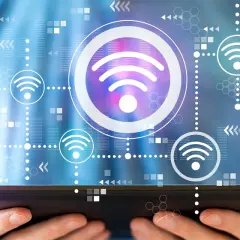 Conexión Wi-Fi con iconos de señal y gráficos abstractos, sugiriendo la fórmula del ancho de banda.
