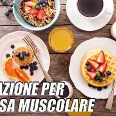 Colazione in definizione: pancake, waffle, muesli e frutta fresca per una carica di energia.