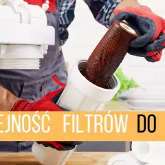 Rękawiczki ochronne pokazują, jak wymienić brudny filtr w systemie filtracji wody. Kolejność filtrów do wody jest kluczowa dla czystej wody.