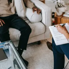 Rozmowa terapeutyczna. Pacjent siedzi na kanapie, a terapeuta notuje. Kto to? Perwers? Nie, to proces zdrowienia.