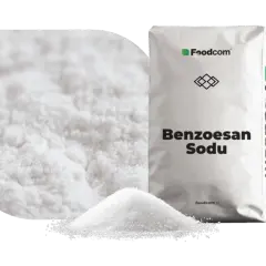 Biały proszek, benzoesan sodu, w opakowaniu Foodcom. Składnik wielu kosmetyków, zapewniający ich trwałość.