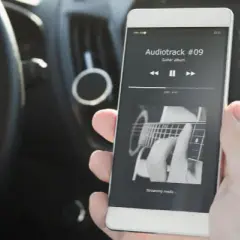 Jak działa transmiter FM Bluetooth? Prosty sposób na muzykę w aucie