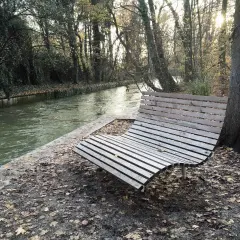 Ein geschwungenes Holzsofa, perfekt, um die Natur zu genießen. Ein tolles Projekt, um ein Waldsofa selber bauen.