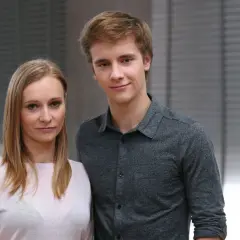 Anna Markiewicz i młody mężczyzna stoją obok siebie.
