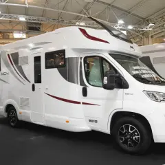 Camping-car Mc Louis blanc, modèle MCH 4, avec des accents bordeaux et gris. Idéal pour découvrir les spécificités de la fiche technique Mc Louis.