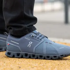 Szare buty z technologią GORE-TEX Extended Comfort, idealne na deszczowe dni.