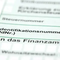 Fragment formularza z polami "Steuernummer", "Identifikationsnummer (IdNr.)" i "An das Finanzamt".