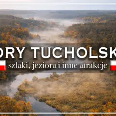 Mglisty poranek nad rzeką w Bory Tucholskie. Jesienne drzewa otaczają wodę, tworząc malowniczy krajobraz.