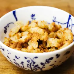 En skål med gyllene krutonger i ugn, perfekta som topping på soppan.